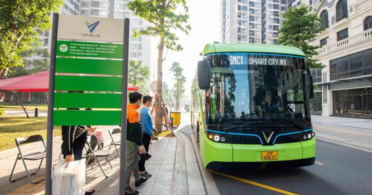 Nhiều người chọn xe điện, metro để giảm áp lực giá xăng