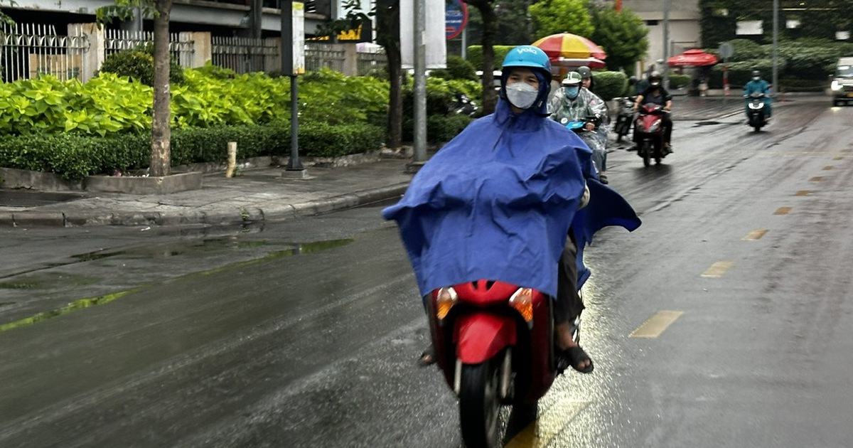 Giông sét cả buổi chiều, nơi nào ở TP.HCM sẽ có mưa trái mùa?