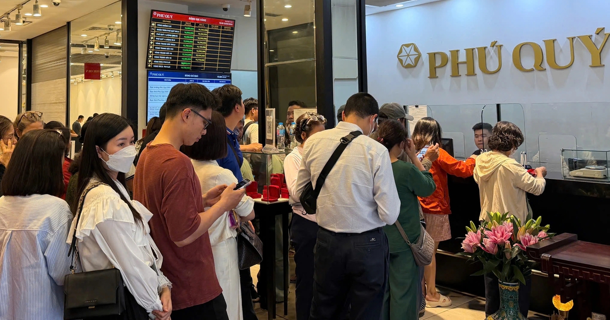 Giá vàng cao hơn thế giới 30 triệu/lượng, người mua đối mặt rủi ro kép