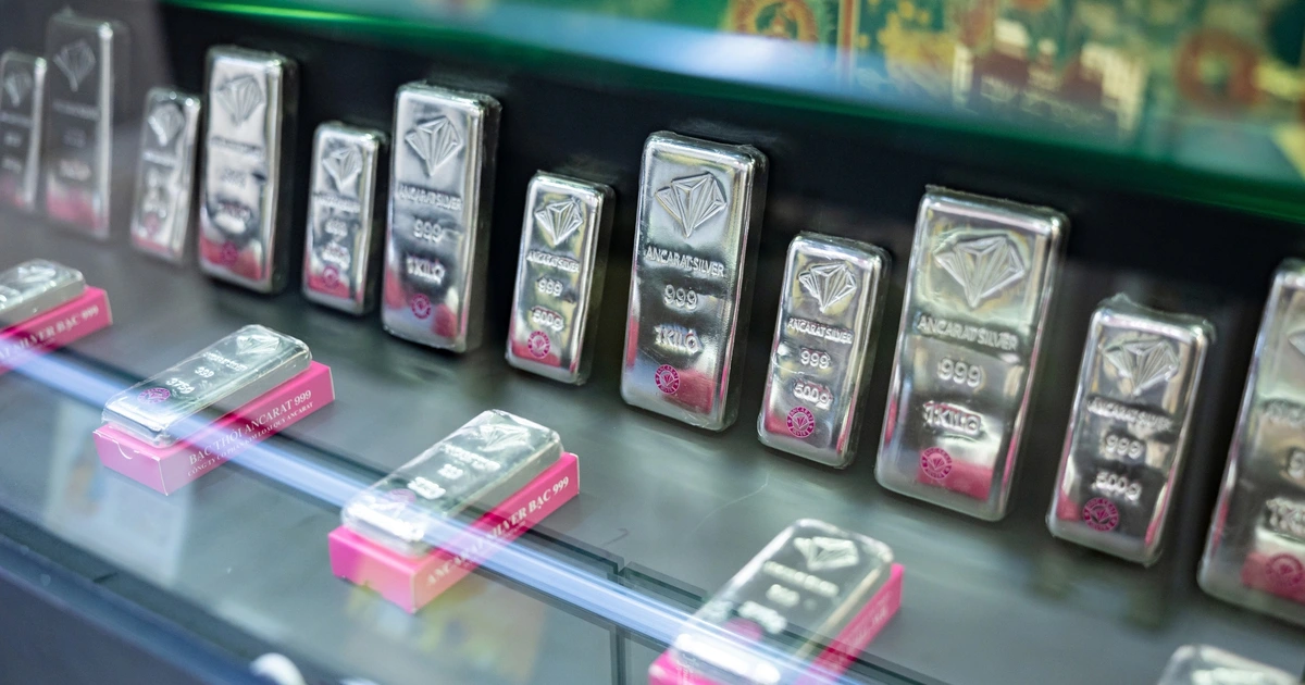 Giá vàng giảm nhẹ, giá bạc bật tăng