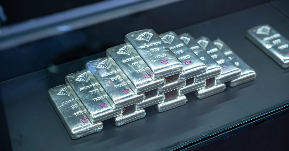 Giá vàng mất thêm 2 triệu/lượng, giá bạc giảm nhẹ