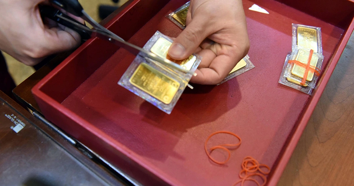 'Sóng thần' trên thị trường vàng bạc