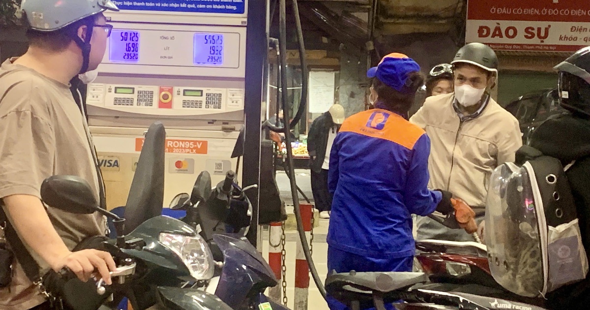 Sau 4 kỳ tăng 'phi mã', vì sao giá xăng dầu giảm mạnh?