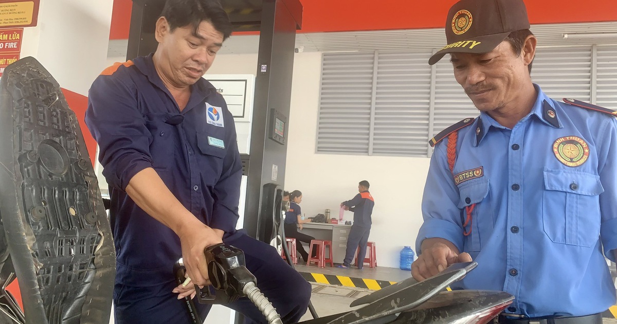 Giá xăng dầu tiếp tục giảm mạnh, xăng RON 95 giảm hơn 5.600 đồng/lít