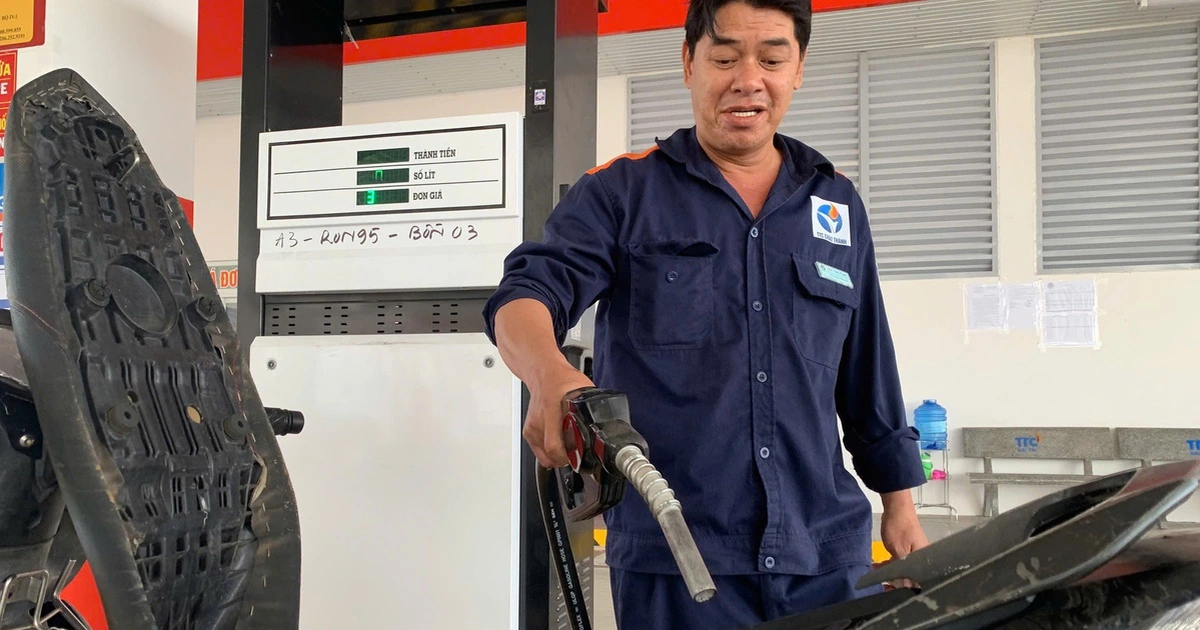 Giá xăng RON 95 gần 34.000 đồng/lít, dầu diesel gần 40.000 đồng/lít