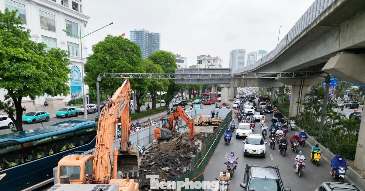 Người dân chật vật đi qua nhiều lô cốt, hàng rào thi công ở Hà Nội