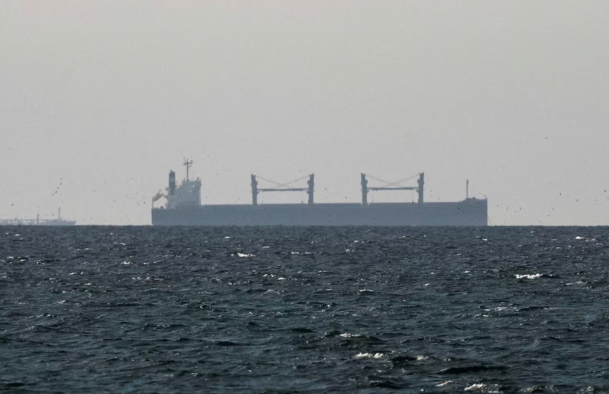 Được 4 tàu chiến hộ tống, tàu chở 45.000 tấn khí đốt của một nước châu Á 'trót lọt' vượt eo biển Hormuz sau 20 tiếng đi giữa làn đạn, thuỷ lôi